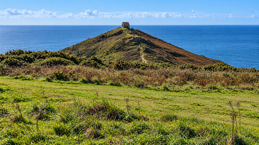 Rame Head: prehistoric fort, St Michael&rsquo;s Chapel and wartime radar