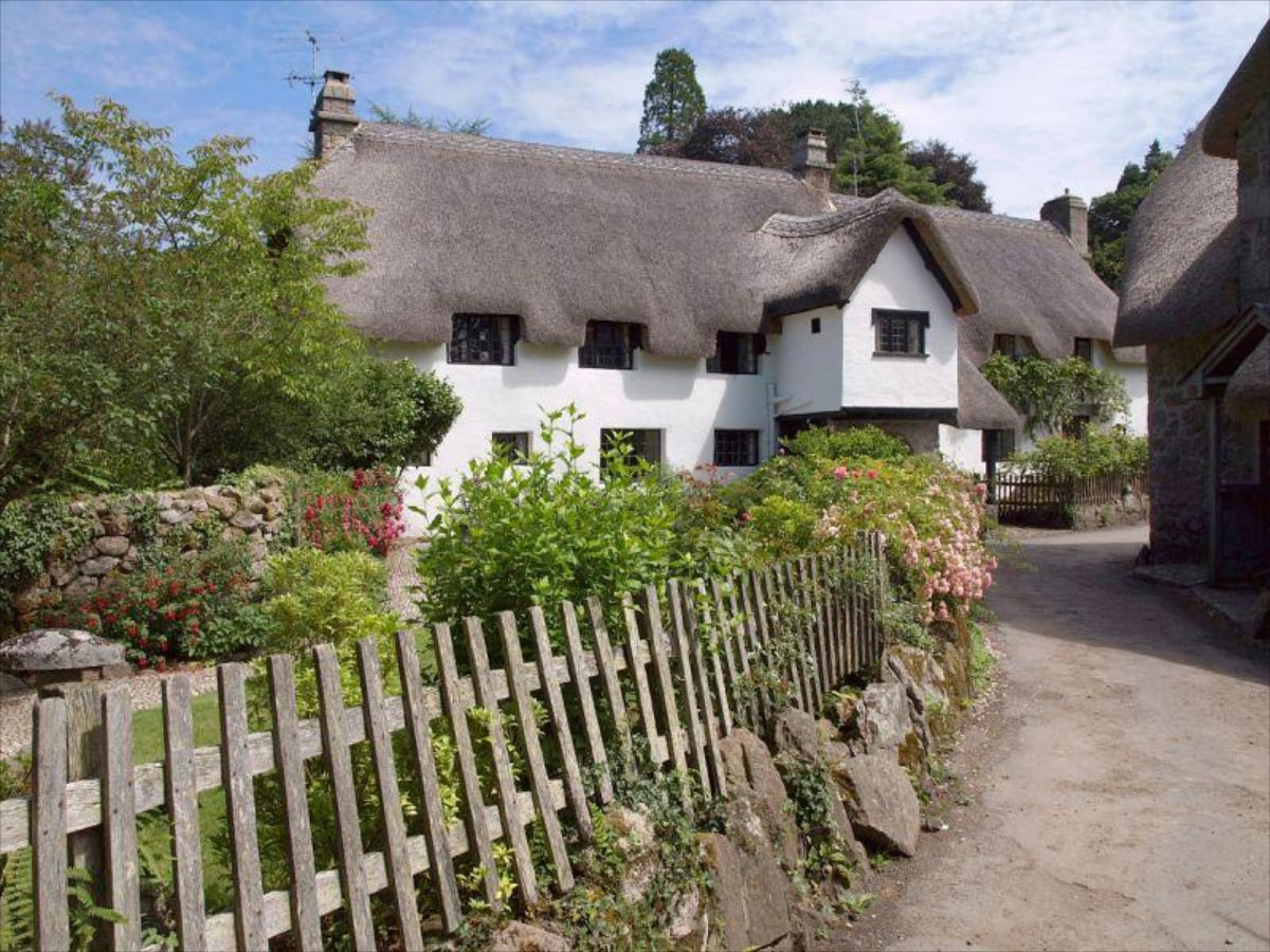 Traditional thatched cottage in Lustleigh